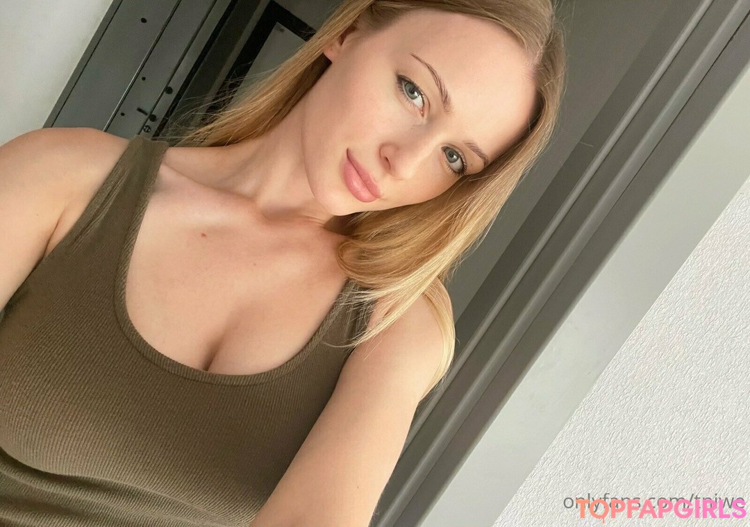 Foto di nudo di fuga di OnlyFans di Tniwe #2305