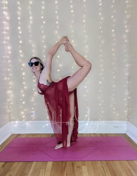 Foto di nudo di fuga di OnlyFans di Hotyoga