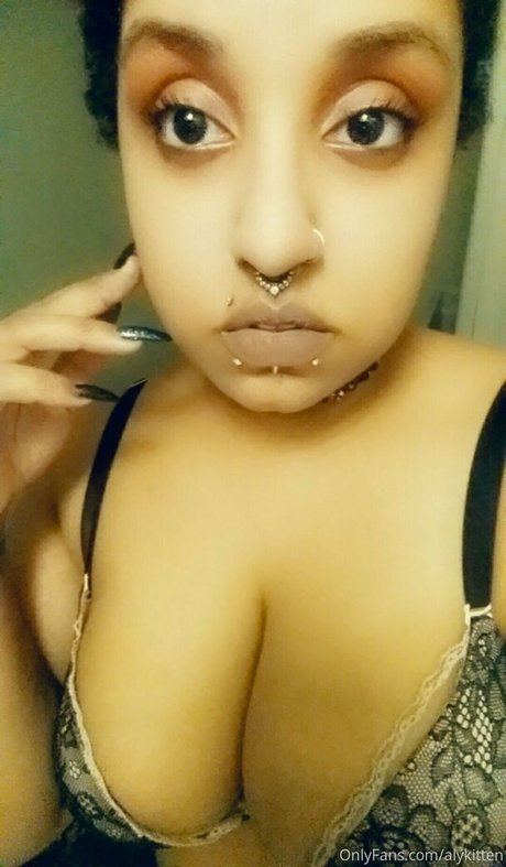 Foto di nudo di fuga di OnlyFans di Raeraejiggles