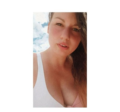 Foto di nudo di fuga di OnlyFans di Fuzyfruzsina