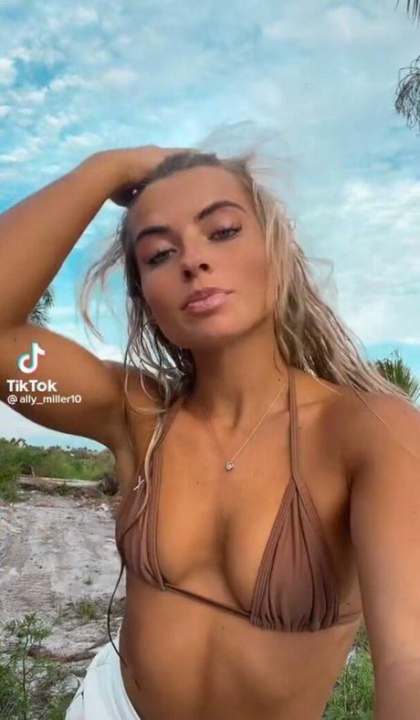 Foto di nudo di fuga di OnlyFans di Ally Miller