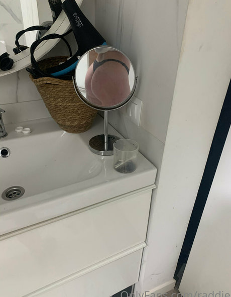 Foto di nudo di fuga di OnlyFans di Raddie