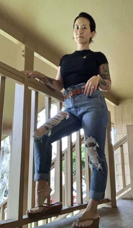 Kim_kisses_foot_goddess