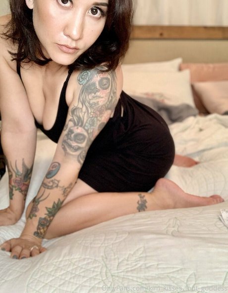 Kim_kisses_foot_goddess