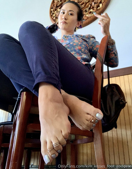 Foto di nudo di fuga di OnlyFans di Kimkissesfootgoddess