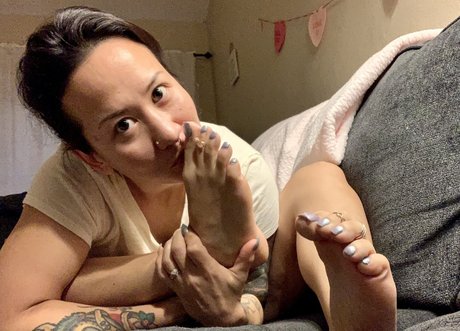 Kim_kisses_foot_goddess