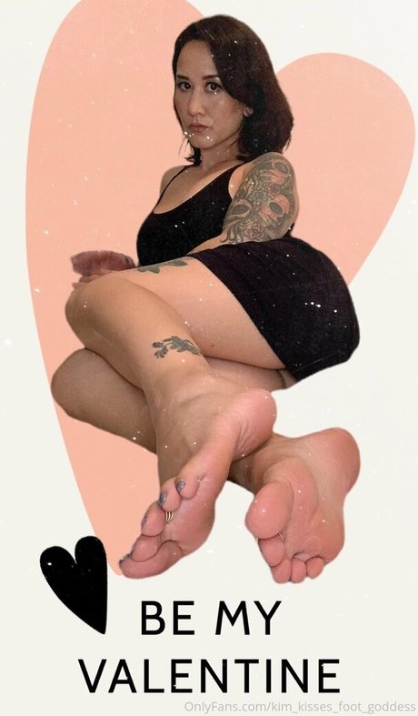 Kim_kisses_foot_goddess
