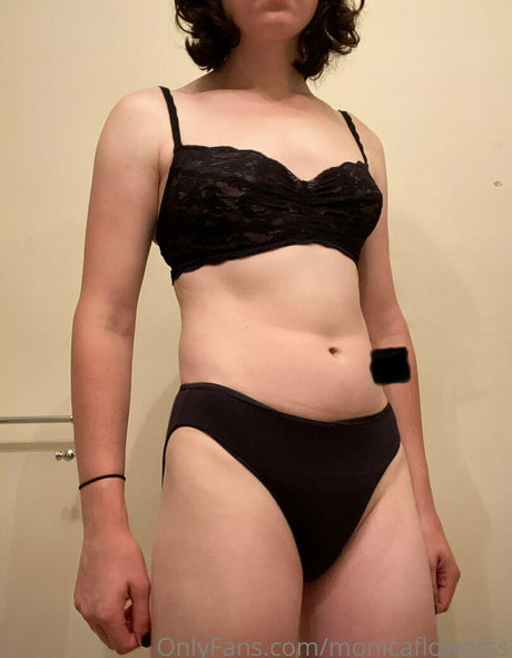 Foto di nudo di fuga di OnlyFans di Monicaflowerss
