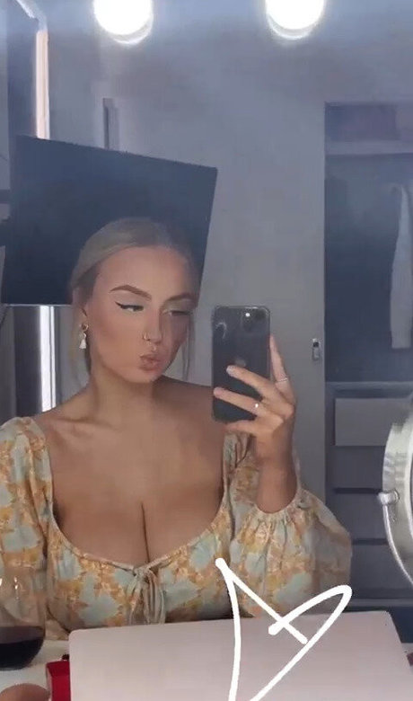 Foto di nudo di fuga di OnlyFans di Charlotte Page