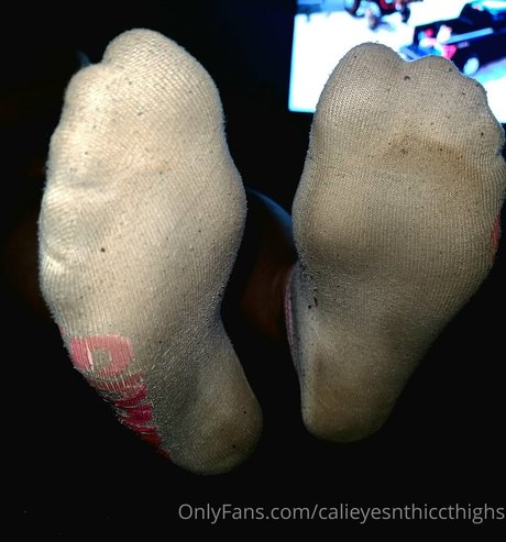 Calieyesnthiccthighs