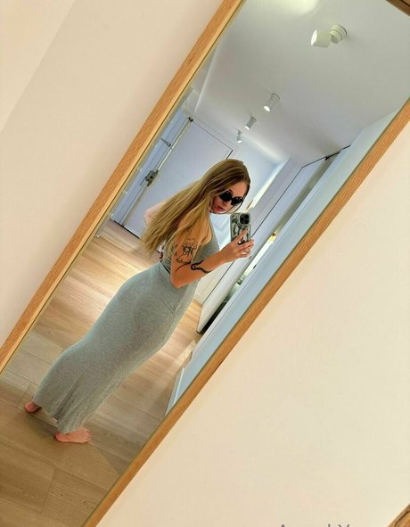 Foto di nudo di fuga di OnlyFans di Angelyoungsxxx