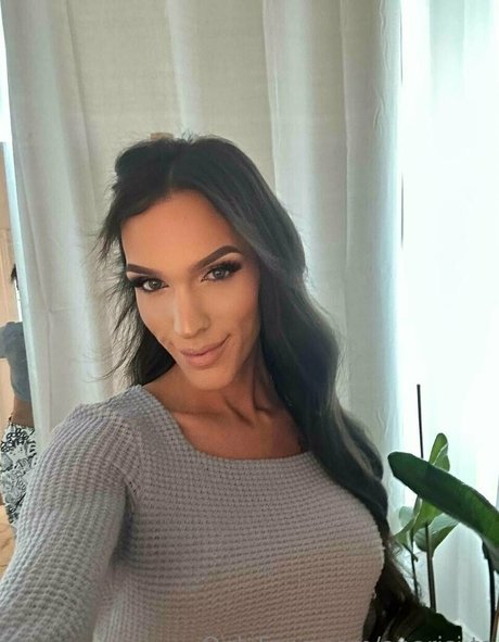 Foto di nudo di fuga di OnlyFans di Aparisits