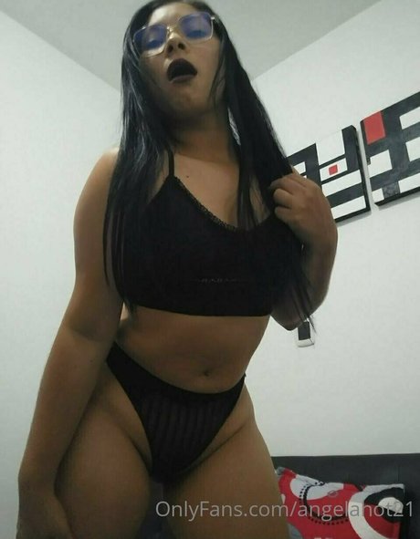 Foto di nudo di fuga di OnlyFans di Angelahot21