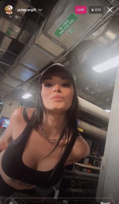 Foto di nudo di fuga di OnlyFans di Saraya Bevis