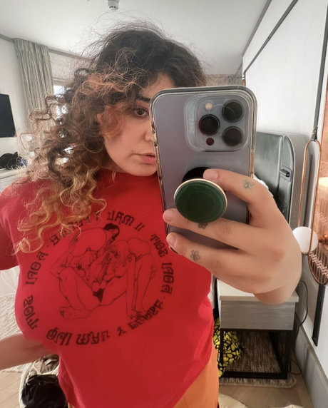 Foto di nudo di fuga di OnlyFans di Remi Wolf