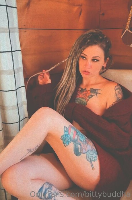 Foto di nudo di fuga di OnlyFans di Bittybuddha