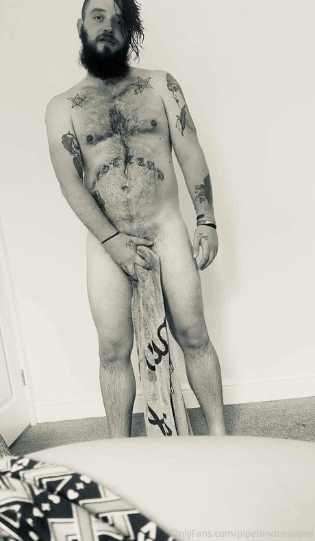 Foto di nudo di fuga di OnlyFans di Piperandbearded