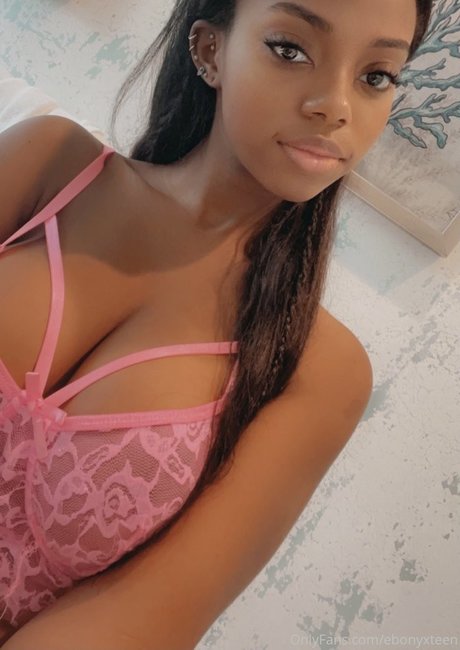 Foto di nudo di fuga di OnlyFans di Ebonyxteen