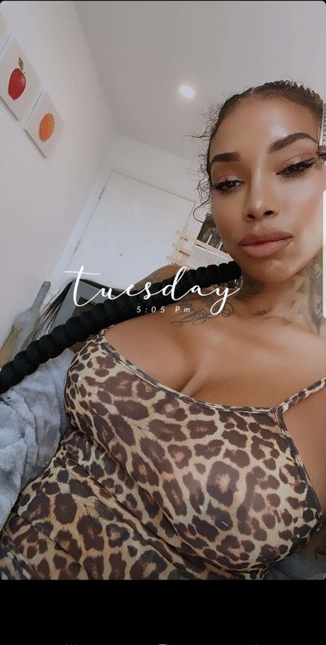 Foto di nudo di fuga di OnlyFans di Flyyytattedsky