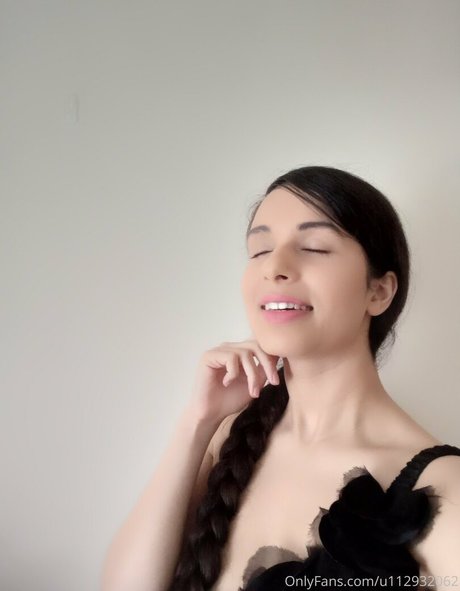 Foto di nudo di fuga di OnlyFans di Mirabella Estella