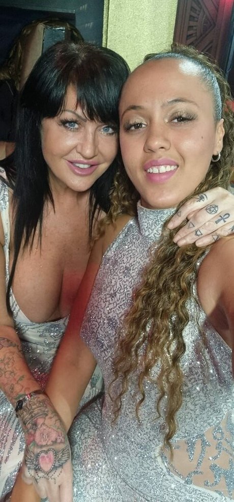 Foto di nudo di fuga di OnlyFans di Mothervsdaughter