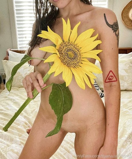 Foto di nudo di fuga di OnlyFans di Tiyana Jovovich