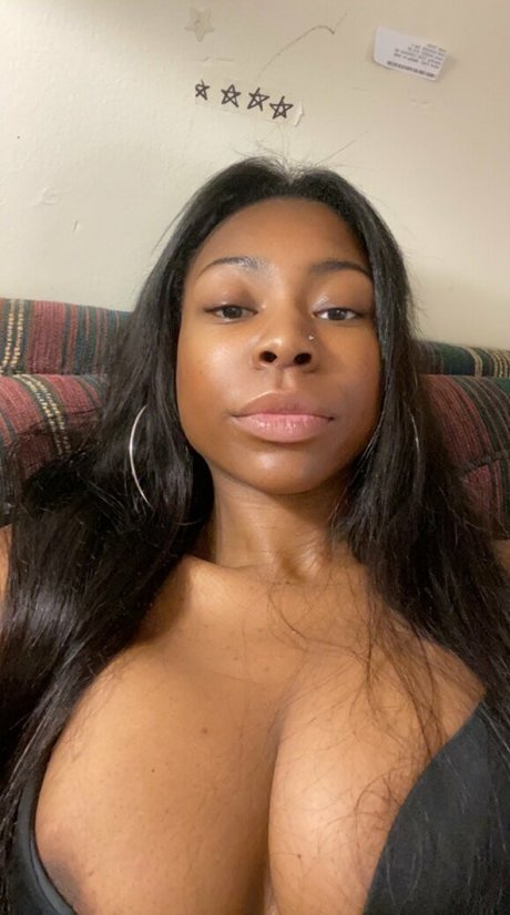 Foto di nudo di fuga di OnlyFans di Annah Nicki Smith
