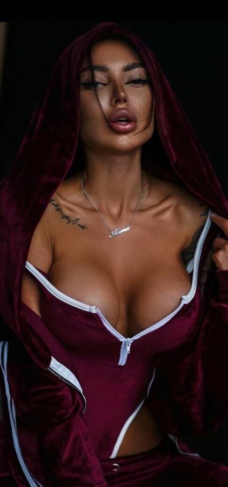 Foto di nudo di fuga di OnlyFans di Alena Omovich