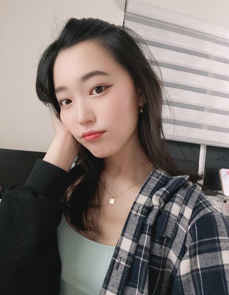 Foto di nudo di fuga di OnlyFans di Yoojin