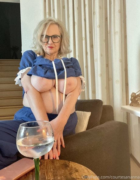 Foto di nudo di fuga di OnlyFans di Courtesananna