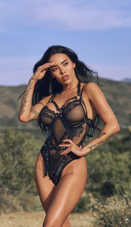 Foto di nudo di fuga di OnlyFans di Lily Andrews