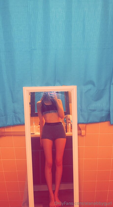 Foto di nudo di fuga di OnlyFans di Alanabbygurl