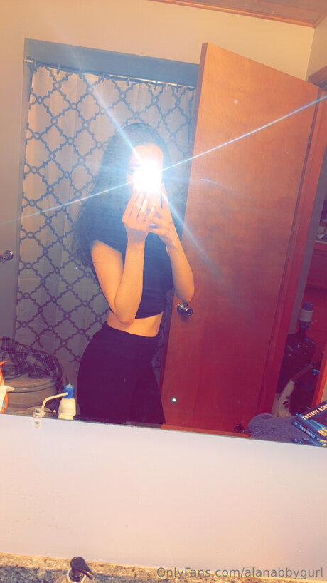 Foto di nudo di fuga di OnlyFans di Alanabbygurl