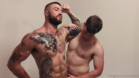 Foto di nudo di fuga di OnlyFans di Tworld