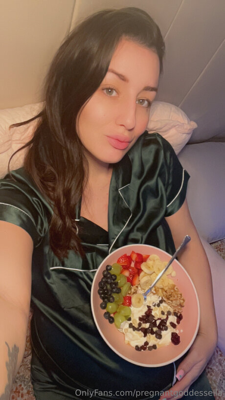 Pregnantgoddessella