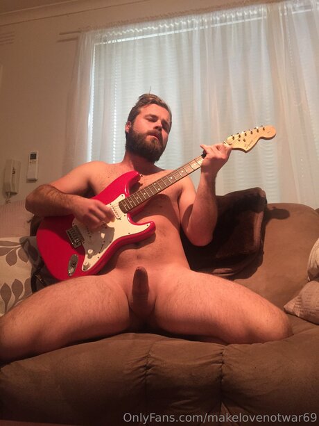 Foto di nudo di fuga di OnlyFans di Makelovenotwar69