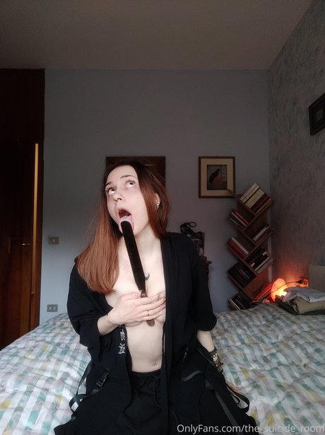 Foto di nudo di fuga di OnlyFans di The Suicide Room