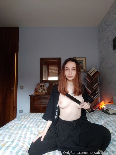 Foto di nudo di fuga di OnlyFans di The Suicide Room