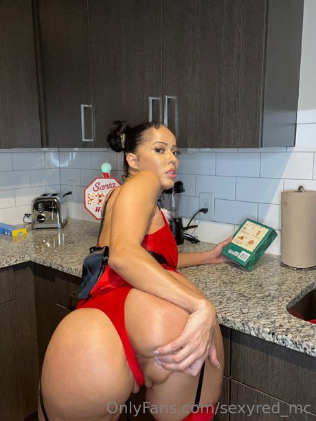 Foto di nudo di fuga di OnlyFans di Sexy Red