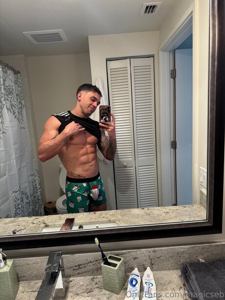 Foto di nudo di fuga di OnlyFans di Magicseb