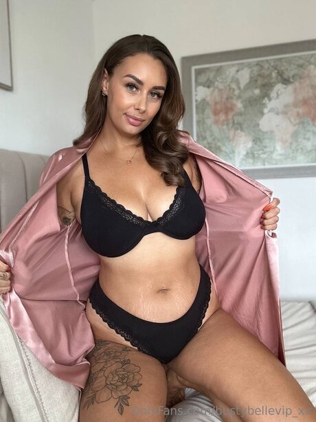 Foto di nudo di fuga di OnlyFans di Bustybellevip Xx