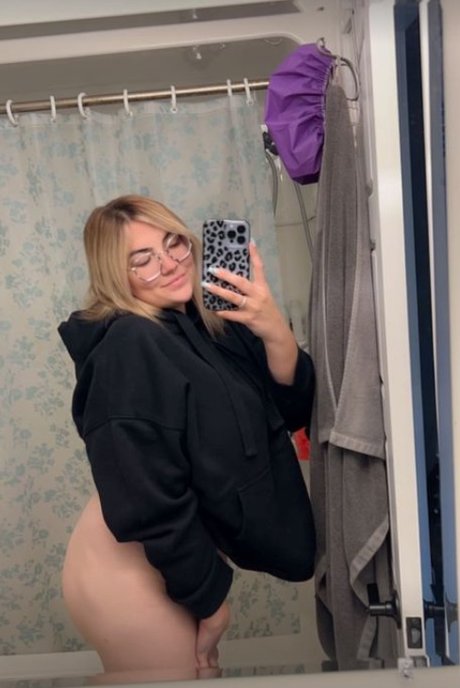 Foto di nudo di fuga di OnlyFans di Busty Kait
