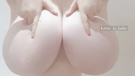 Foto di nudo di fuga di OnlyFans di Kittie Is Baby