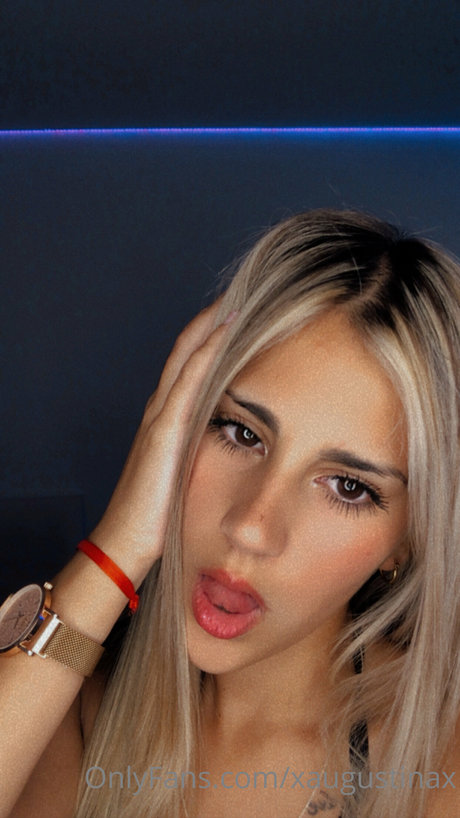 Foto di nudo di fuga di OnlyFans di Augustina 18