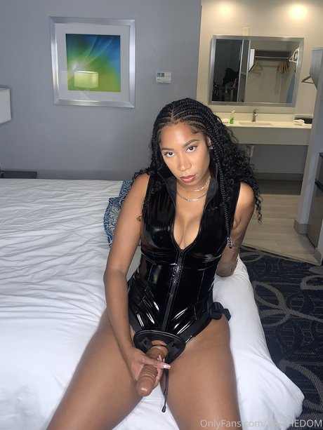 Foto di nudo di fuga di OnlyFans di Aritheamazon Ari T
