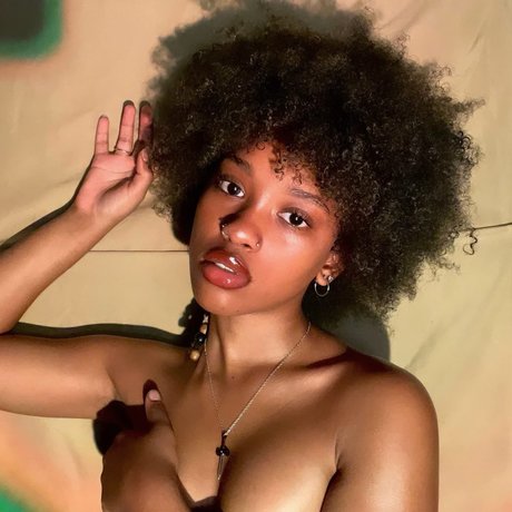 Foto di nudo di fuga di OnlyFans di Little Me