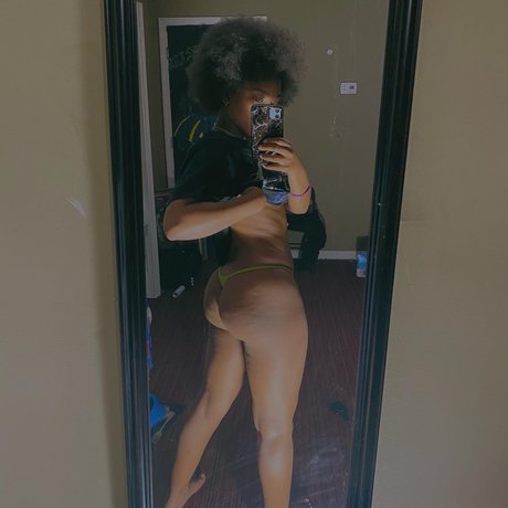 Foto di nudo di fuga di OnlyFans di Little Me