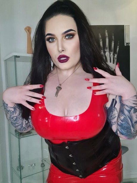 Foto di nudo di fuga di OnlyFans di Mistress Karino