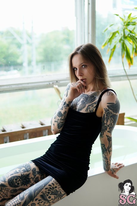 Foto di nudo di fuga di OnlyFans di Tattooed Russian