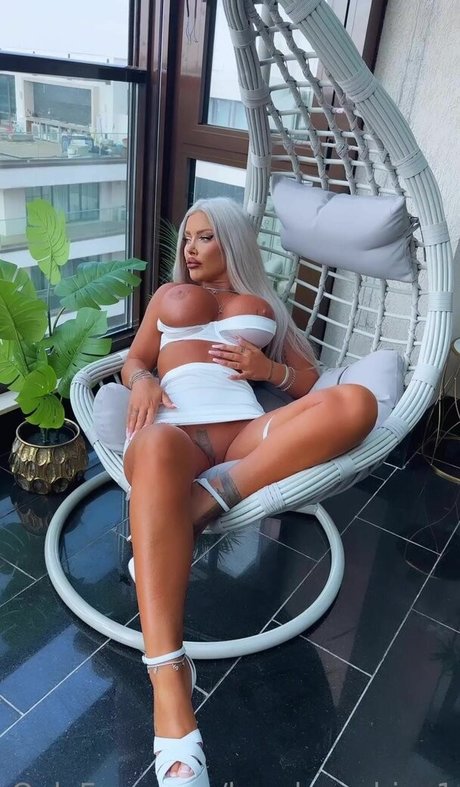 Foto di nudo di fuga di OnlyFans di Loredana Chivu